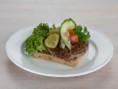 HJEMMELAGET KARBONADESMØRBRØD MED STEKT LØK